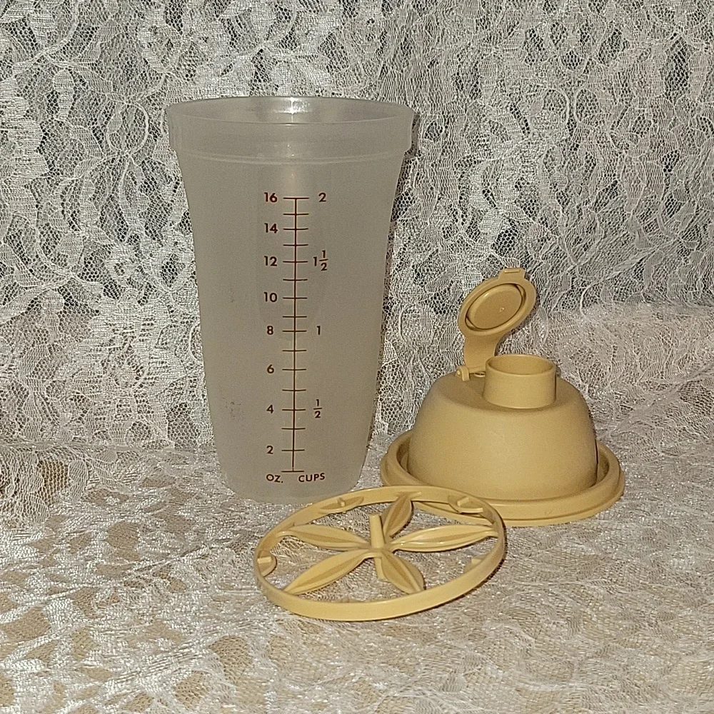 Tupperware: Quick Shake Cup With Lid